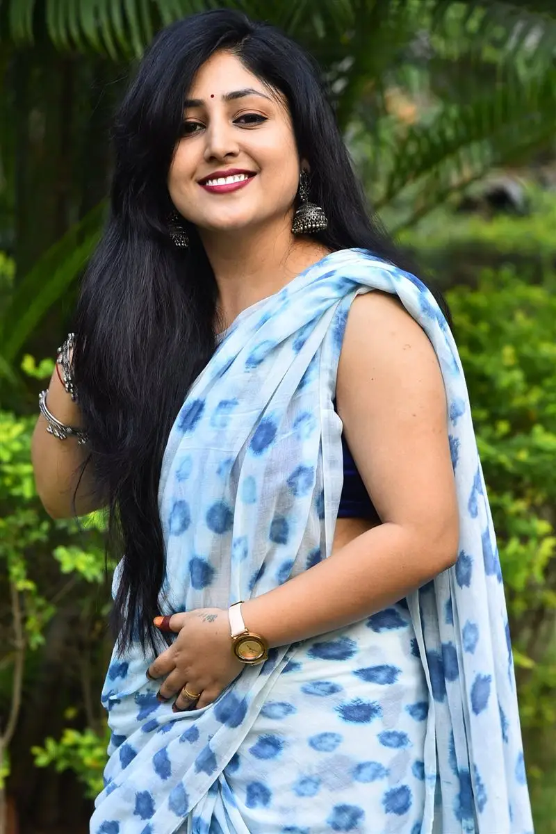 Praneekaanvikaa In Blue Saree Sleeveless Blouse